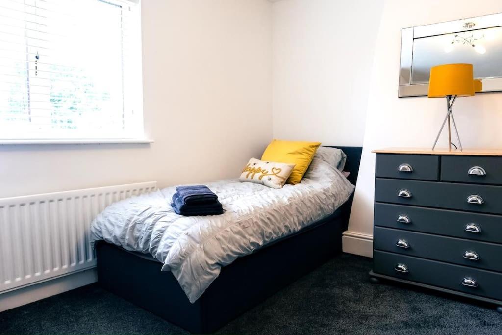 4 Bedroom - Sleep 9 Home In Cheadle Staffordshire - Alton Towers Polar Express Dimmingsdale Peak District Trentham Gardens Water World Екстериор снимка