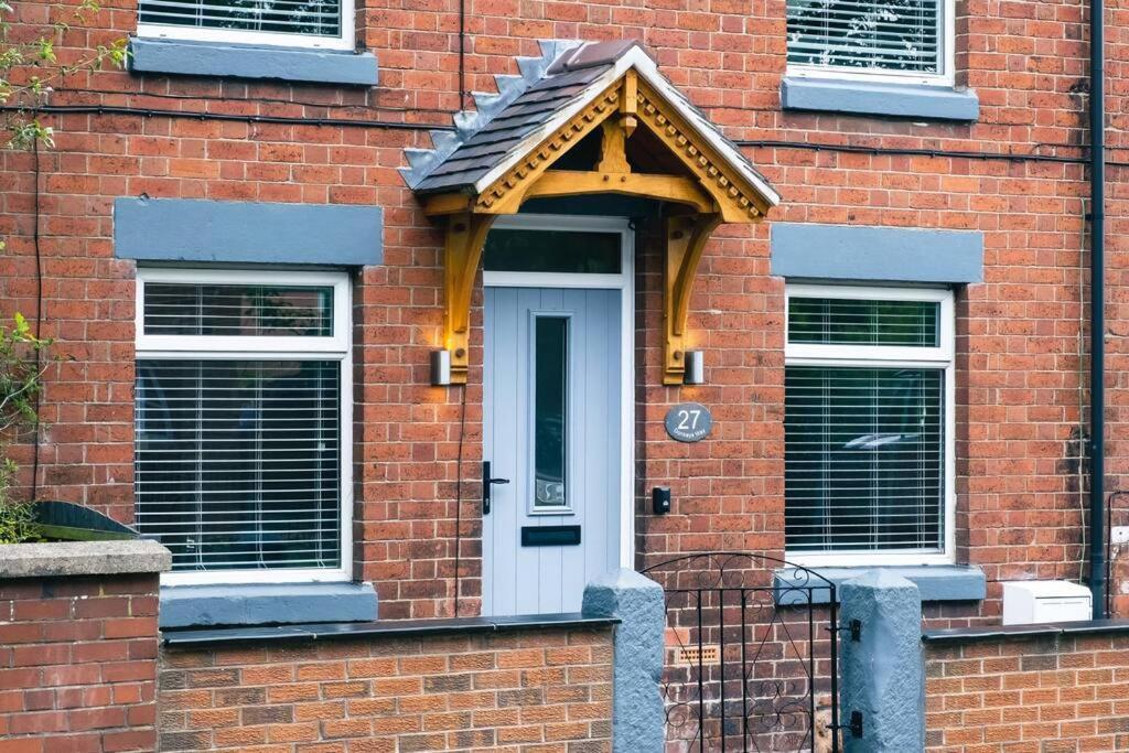 4 Bedroom - Sleep 9 Home In Cheadle Staffordshire - Alton Towers Polar Express Dimmingsdale Peak District Trentham Gardens Water World Екстериор снимка