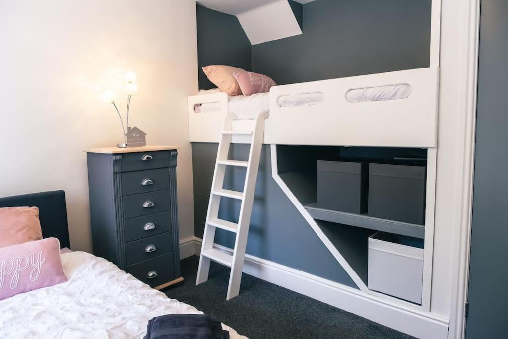 4 Bedroom - Sleep 9 Home In Cheadle Staffordshire - Alton Towers Polar Express Dimmingsdale Peak District Trentham Gardens Water World Екстериор снимка