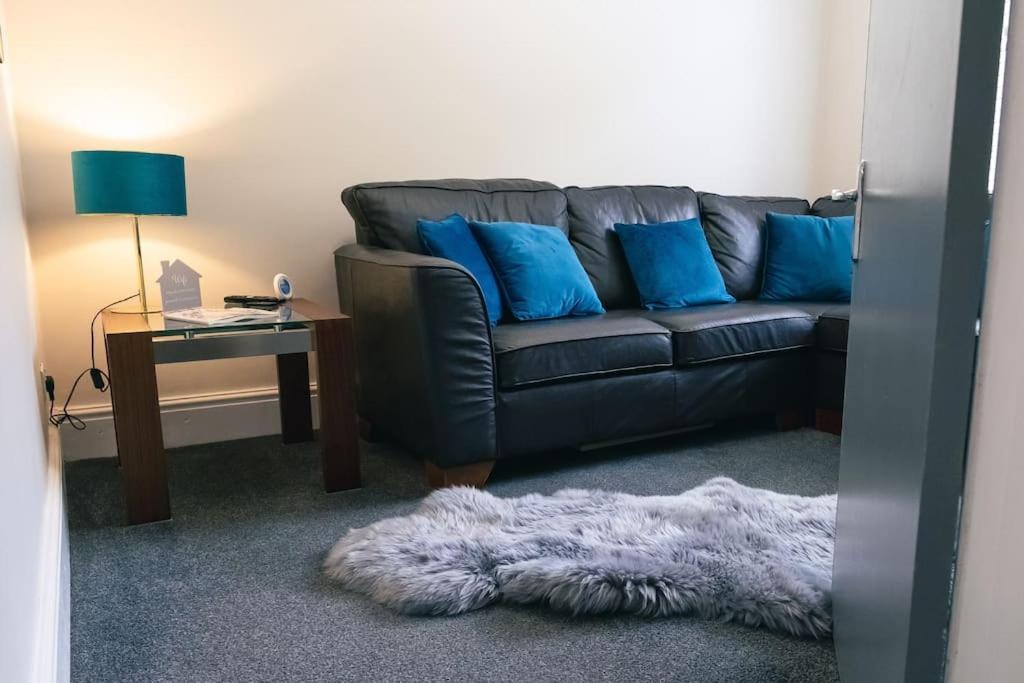 4 Bedroom - Sleep 9 Home In Cheadle Staffordshire - Alton Towers Polar Express Dimmingsdale Peak District Trentham Gardens Water World Екстериор снимка