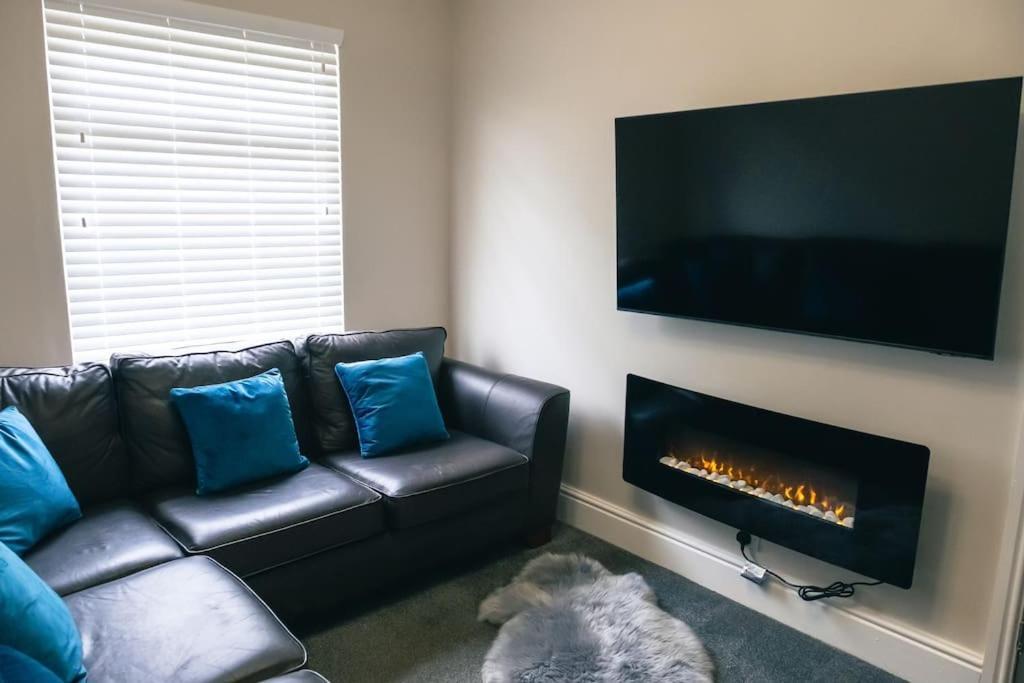 4 Bedroom - Sleep 9 Home In Cheadle Staffordshire - Alton Towers Polar Express Dimmingsdale Peak District Trentham Gardens Water World Екстериор снимка
