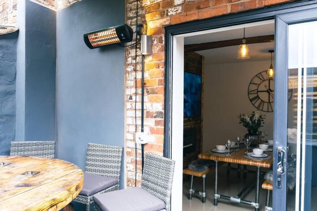 4 Bedroom - Sleep 9 Home In Cheadle Staffordshire - Alton Towers Polar Express Dimmingsdale Peak District Trentham Gardens Water World Екстериор снимка
