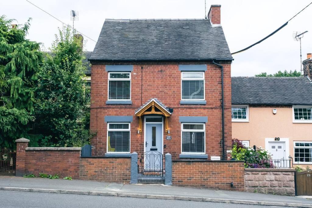 4 Bedroom - Sleep 9 Home In Cheadle Staffordshire - Alton Towers Polar Express Dimmingsdale Peak District Trentham Gardens Water World Екстериор снимка