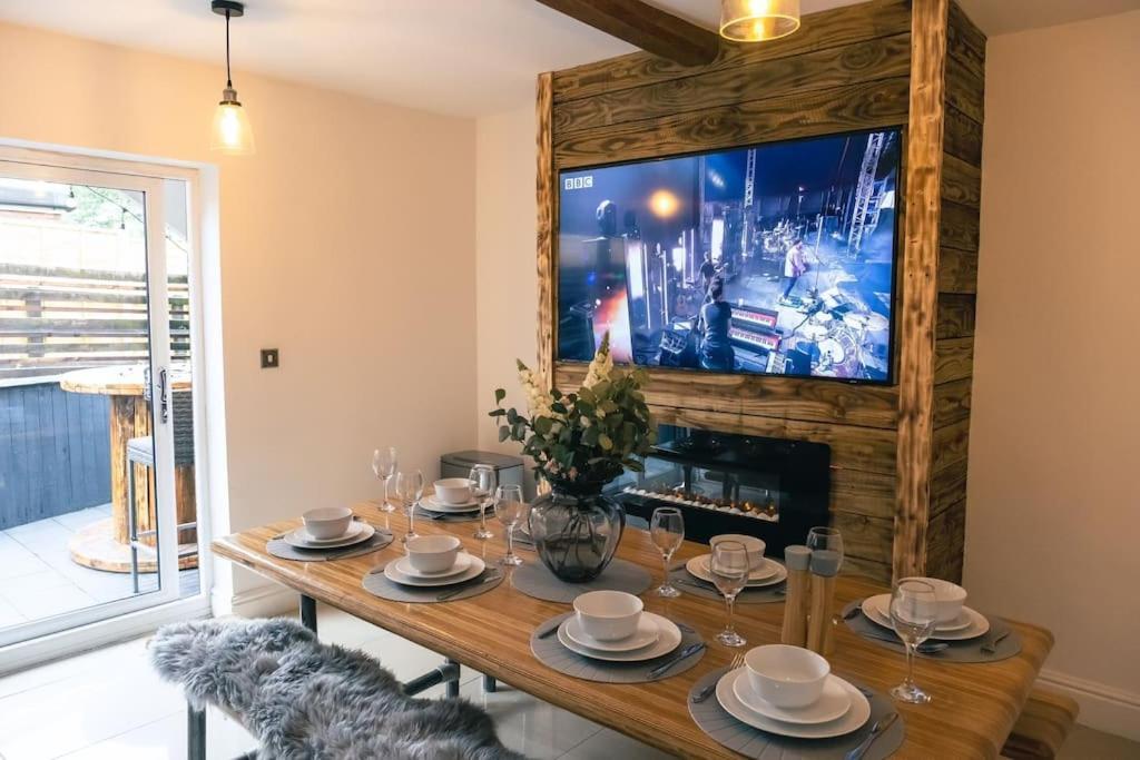 4 Bedroom - Sleep 9 Home In Cheadle Staffordshire - Alton Towers Polar Express Dimmingsdale Peak District Trentham Gardens Water World Екстериор снимка