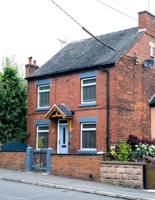 4 Bedroom - Sleep 9 Home In Cheadle Staffordshire - Alton Towers Polar Express Dimmingsdale Peak District Trentham Gardens Water World Екстериор снимка