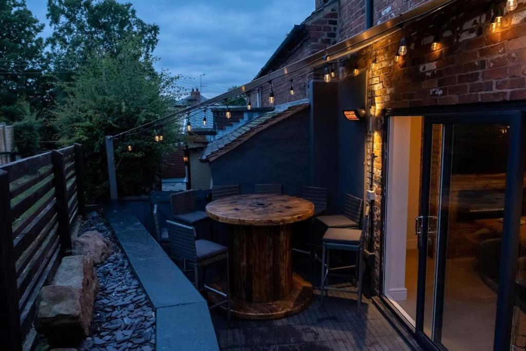 4 Bedroom - Sleep 9 Home In Cheadle Staffordshire - Alton Towers Polar Express Dimmingsdale Peak District Trentham Gardens Water World Екстериор снимка
