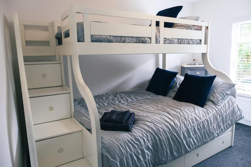 4 Bedroom - Sleep 9 Home In Cheadle Staffordshire - Alton Towers Polar Express Dimmingsdale Peak District Trentham Gardens Water World Екстериор снимка