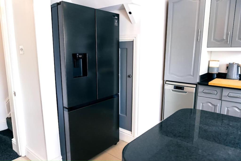 4 Bedroom - Sleep 9 Home In Cheadle Staffordshire - Alton Towers Polar Express Dimmingsdale Peak District Trentham Gardens Water World Екстериор снимка