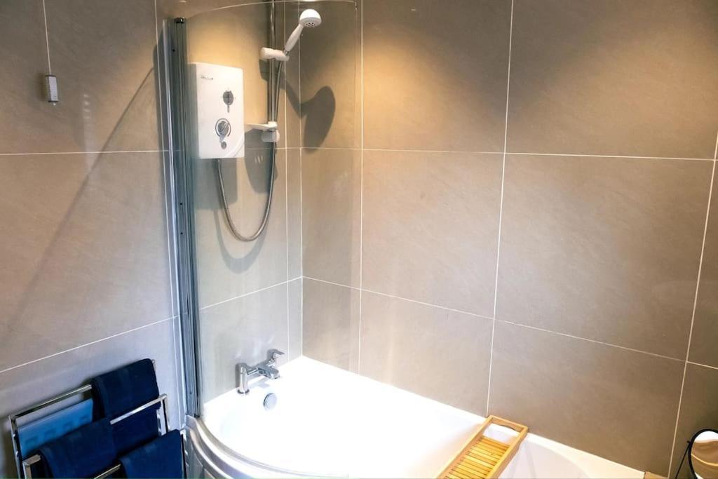 4 Bedroom - Sleep 9 Home In Cheadle Staffordshire - Alton Towers Polar Express Dimmingsdale Peak District Trentham Gardens Water World Екстериор снимка