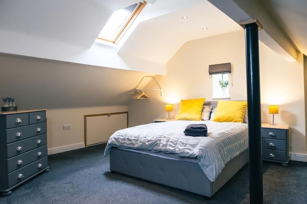 4 Bedroom - Sleep 9 Home In Cheadle Staffordshire - Alton Towers Polar Express Dimmingsdale Peak District Trentham Gardens Water World Екстериор снимка