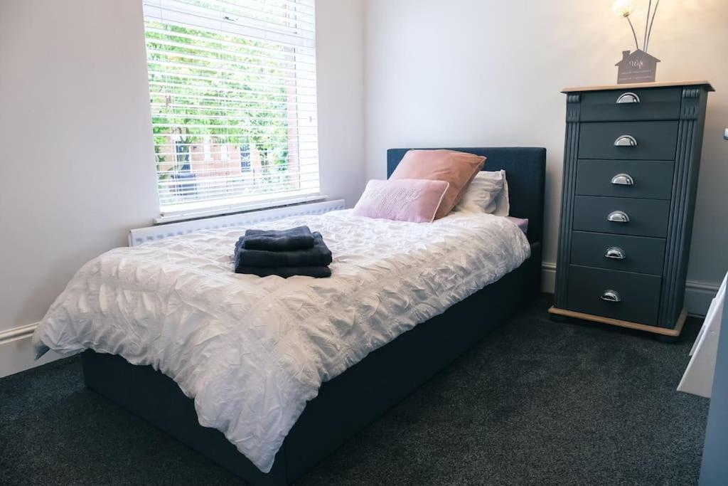 4 Bedroom - Sleep 9 Home In Cheadle Staffordshire - Alton Towers Polar Express Dimmingsdale Peak District Trentham Gardens Water World Екстериор снимка