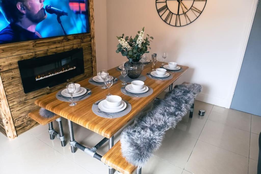 4 Bedroom - Sleep 9 Home In Cheadle Staffordshire - Alton Towers Polar Express Dimmingsdale Peak District Trentham Gardens Water World Екстериор снимка