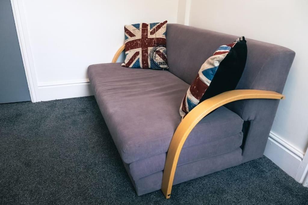4 Bedroom - Sleep 9 Home In Cheadle Staffordshire - Alton Towers Polar Express Dimmingsdale Peak District Trentham Gardens Water World Екстериор снимка