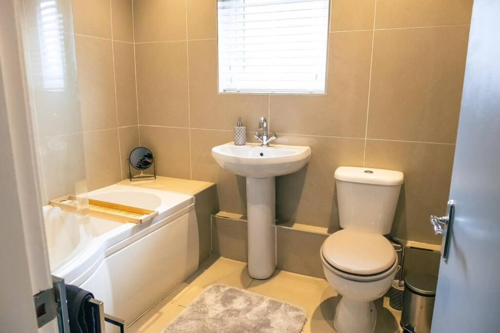 4 Bedroom - Sleep 9 Home In Cheadle Staffordshire - Alton Towers Polar Express Dimmingsdale Peak District Trentham Gardens Water World Екстериор снимка