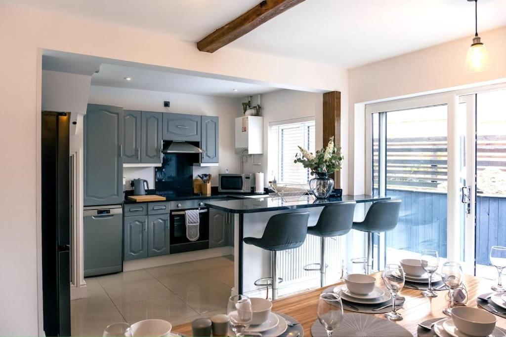 4 Bedroom - Sleep 9 Home In Cheadle Staffordshire - Alton Towers Polar Express Dimmingsdale Peak District Trentham Gardens Water World Екстериор снимка