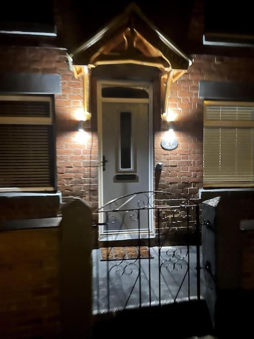 4 Bedroom - Sleep 9 Home In Cheadle Staffordshire - Alton Towers Polar Express Dimmingsdale Peak District Trentham Gardens Water World Екстериор снимка