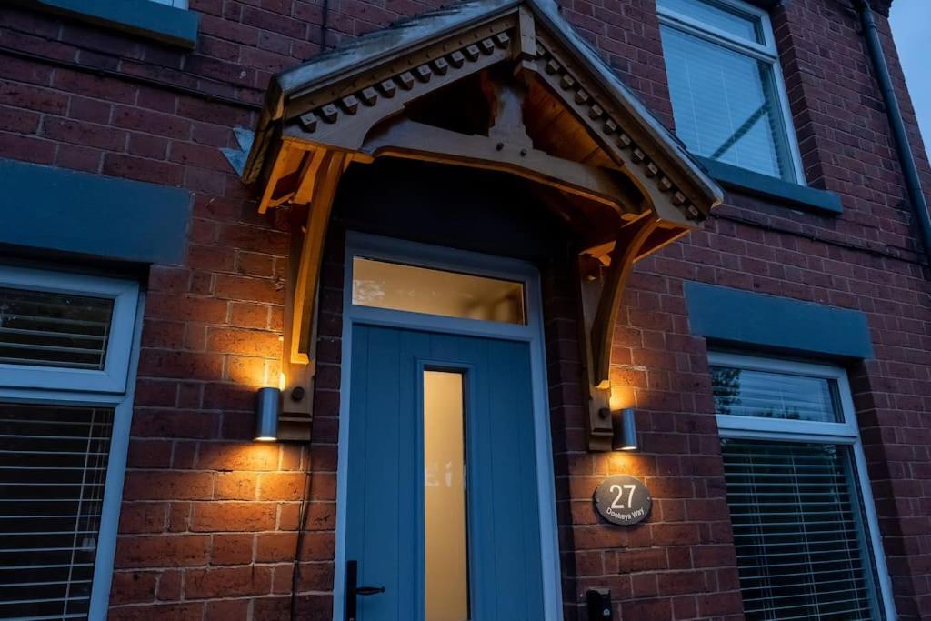 4 Bedroom - Sleep 9 Home In Cheadle Staffordshire - Alton Towers Polar Express Dimmingsdale Peak District Trentham Gardens Water World Екстериор снимка