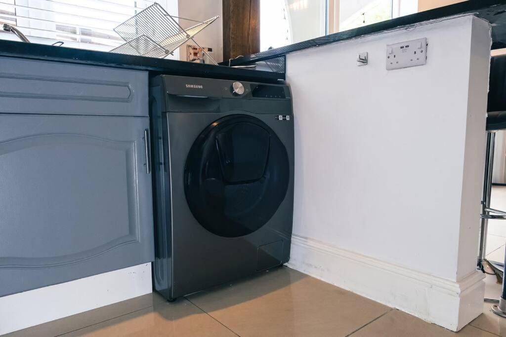 4 Bedroom - Sleep 9 Home In Cheadle Staffordshire - Alton Towers Polar Express Dimmingsdale Peak District Trentham Gardens Water World Екстериор снимка