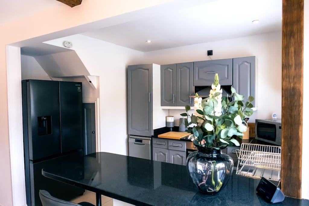 4 Bedroom - Sleep 9 Home In Cheadle Staffordshire - Alton Towers Polar Express Dimmingsdale Peak District Trentham Gardens Water World Екстериор снимка